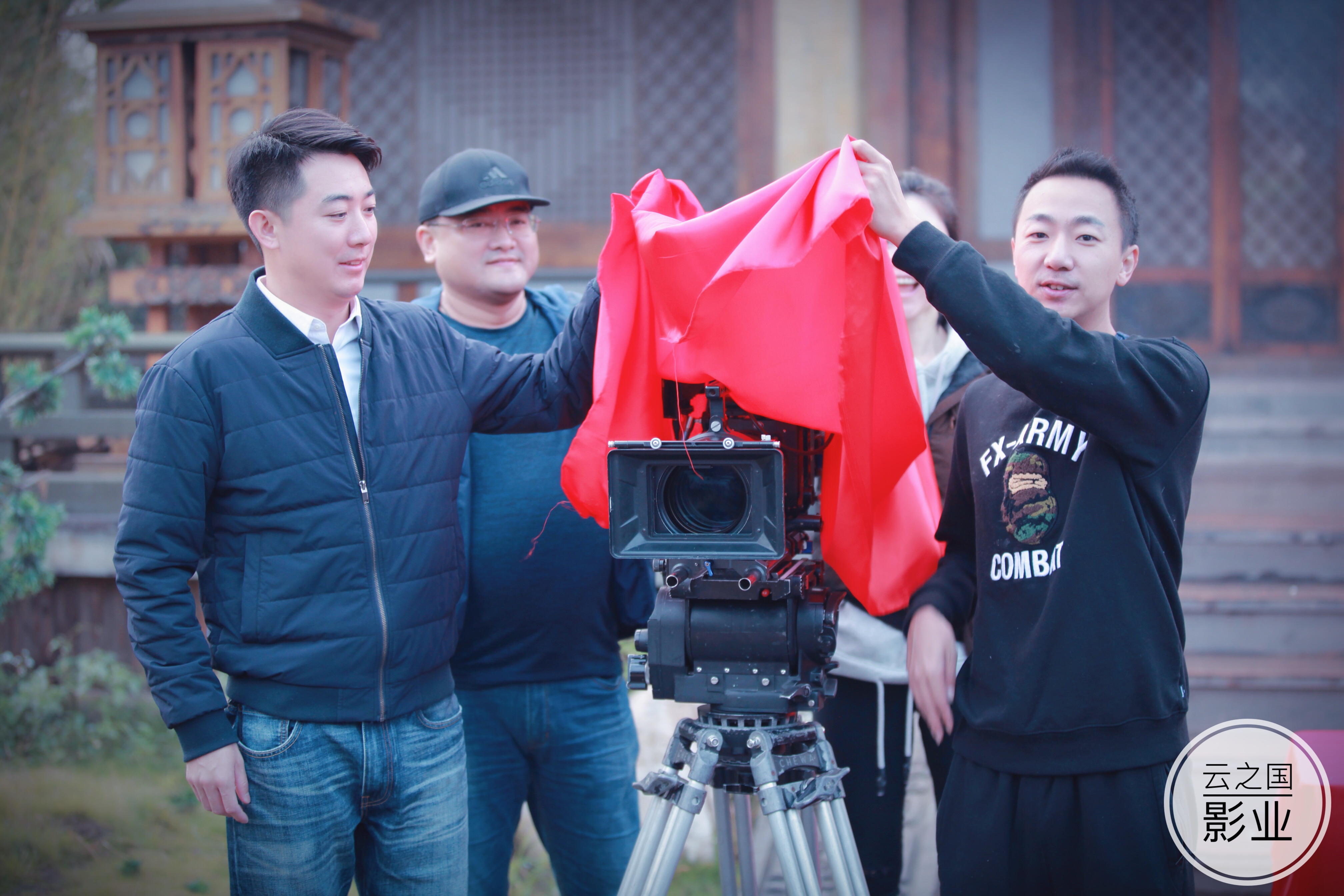 图二:出品人及总制片人赵杰(左一)和导演王澍(右一)为电影揭幕开机